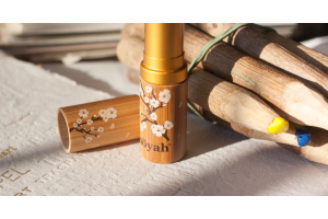 Sustainable cosmetic packaging materials — glass, aluminum, paper, bamboo — with terms explained